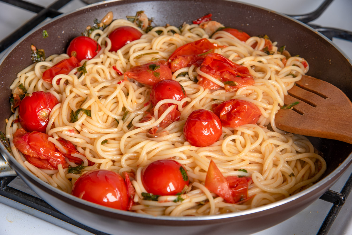 Как приготовить пасту на сковороде. Паста Аль помидоро. Фетучини Аль Помодоро. Pasta al Pomodoro. Паста Помодоро базилик.