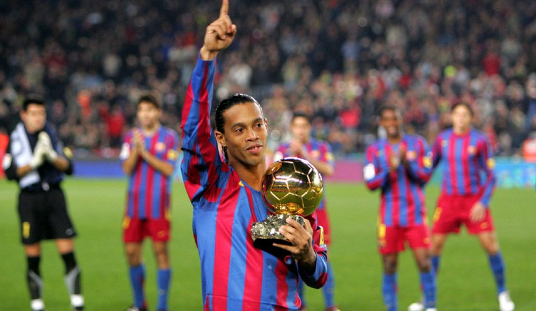 Футбол лучший футболисты. Роналдиньо золотой мяч 2005. Ronaldinho золотой мяч. Роналдиньо лига чемпионов. Роналдиньо Гаушо 2005.