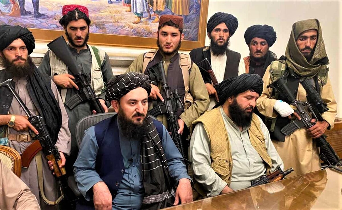 Талибы в президентском дворце в Кабуле, Афганистан, 15 августа, 2021 год.