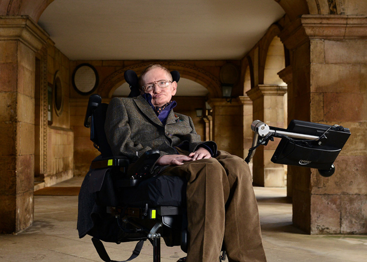 На фото Стивен Хокинг, фотосток Яндекс, обработано в Канва. 