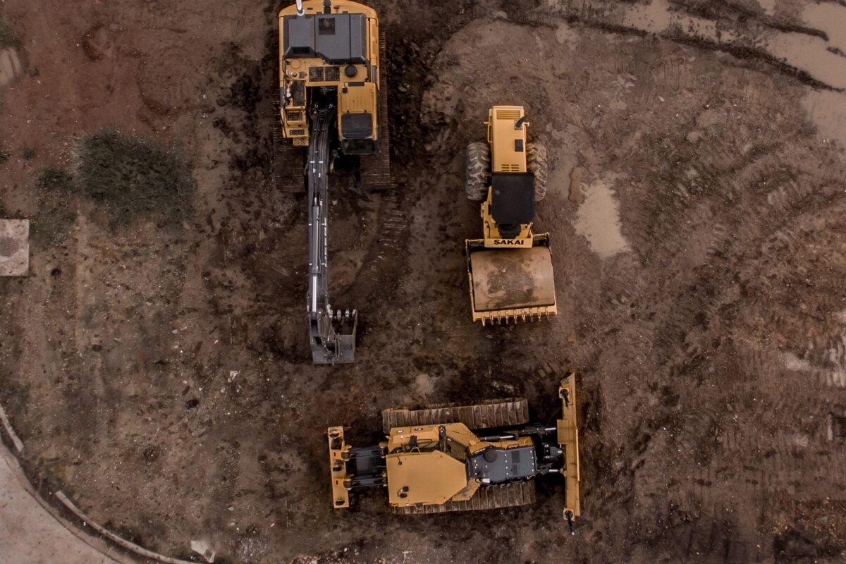 Неисправность электрики экскаватора неизбежно приводит к простою машины