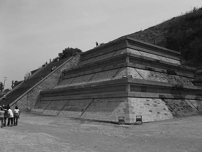 Реконструированная часть нижнего слоя с гранитными блоками облицовки. Изображение взято из книги А. Ю. Склярова "Пирамиды: загадки строительства и назначения", издательство ВЕЧЕ, 2013