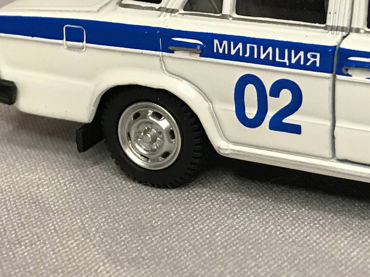 Полоса синего цвета выполнена методом тампопечати, также как и "02". 