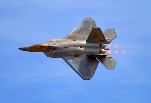 Истребитель F-22 Raptor на авиашоу.