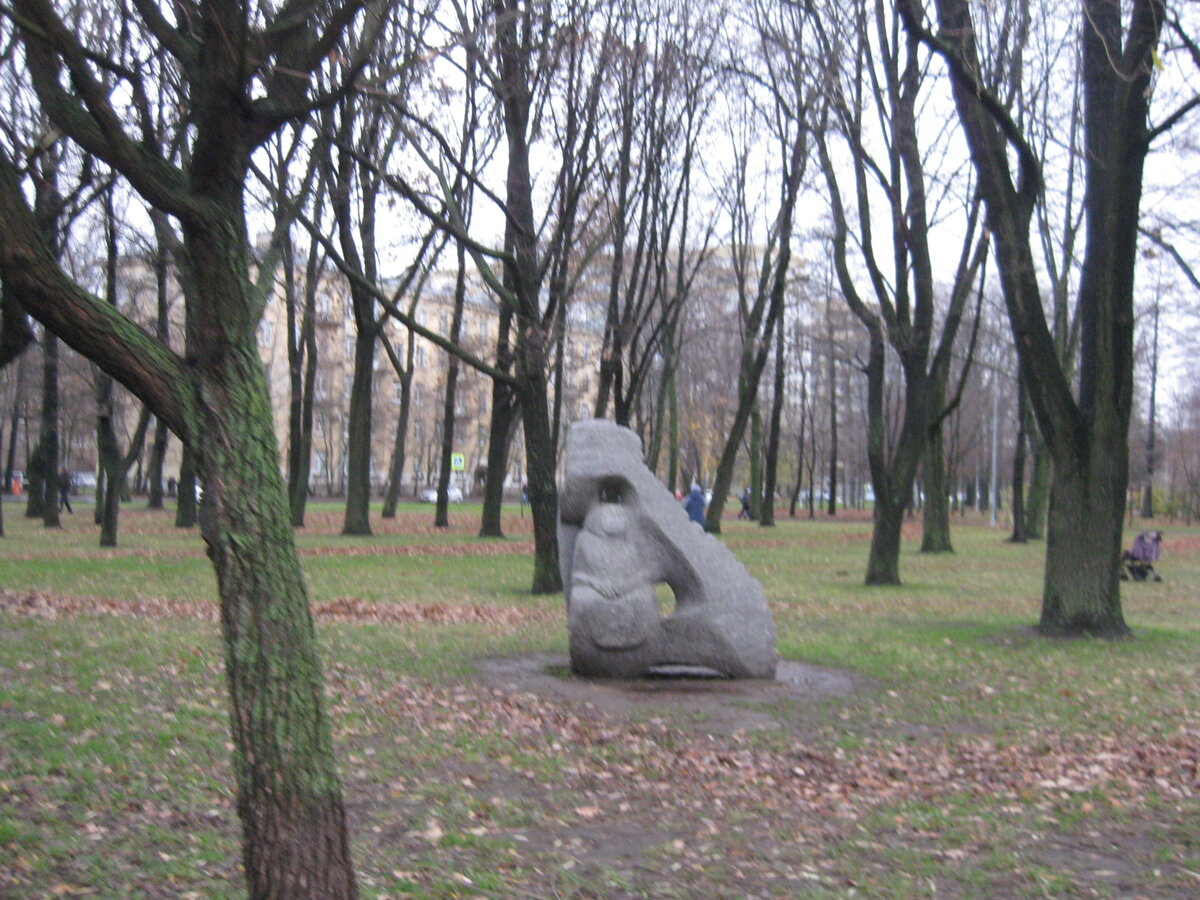 2021 год, СПб, скульптуры в Малоохтинском парке