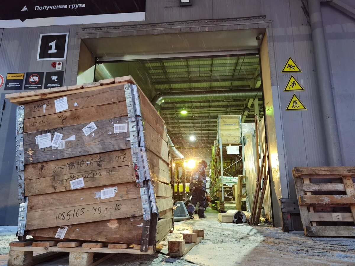Вот так заказ наш прибыл. В обрешетке - 5 коробок. На сей раз ничего не потеряли.