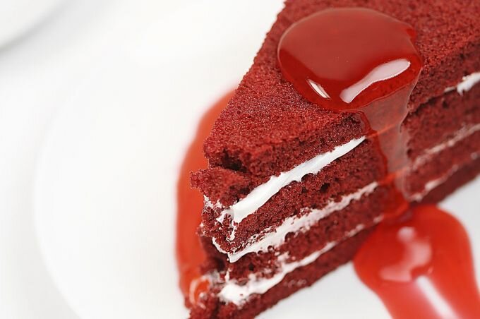 «Красный бархат» (Red Velvet Cake) - всемирно известный бисквитный торт, отличительной особенностью которого является необычная окраска его коржей - от ярко-красного до красно-коричневого оттенка.-2