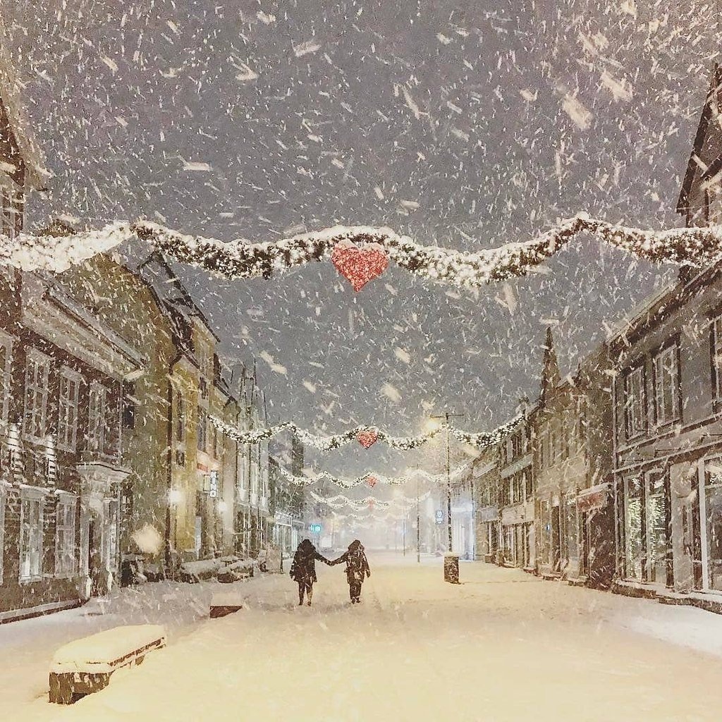 Вечер, снегопад, зима-вечная романтика...