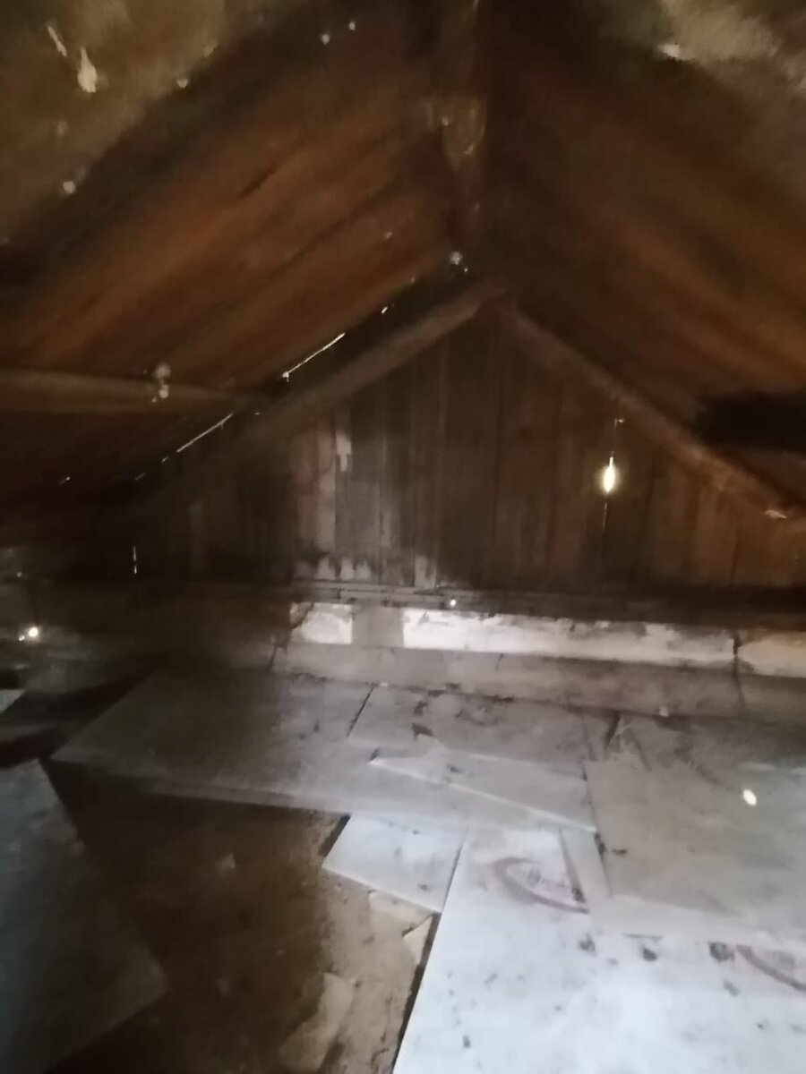 



С нынешними ценами на стройматериалы  мы просто в шоке. Дом мы купили за 50000 рублей, а материалы на крышу нам вышли в 75000, плюс еще доставка до нашей деревни 5000 рублей. Это просто кошмар. Брус и доски купили в деревне у местных, они нам обошлись дешевле, чием покупка и доставка из города. 23 доски 50 мм на 6 метров нам обошлись в 8000 рублей. Работы мои мужики выполняли все сами.









