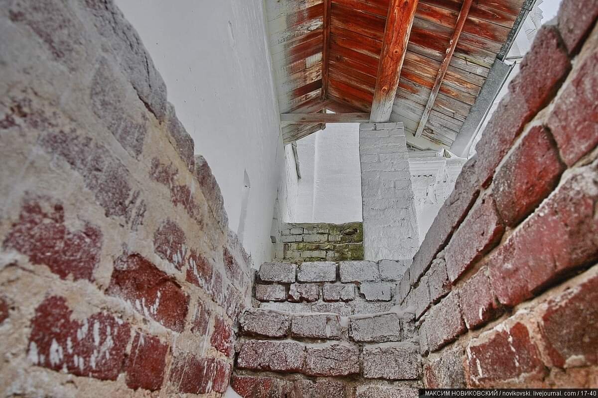 в стенах монастыря