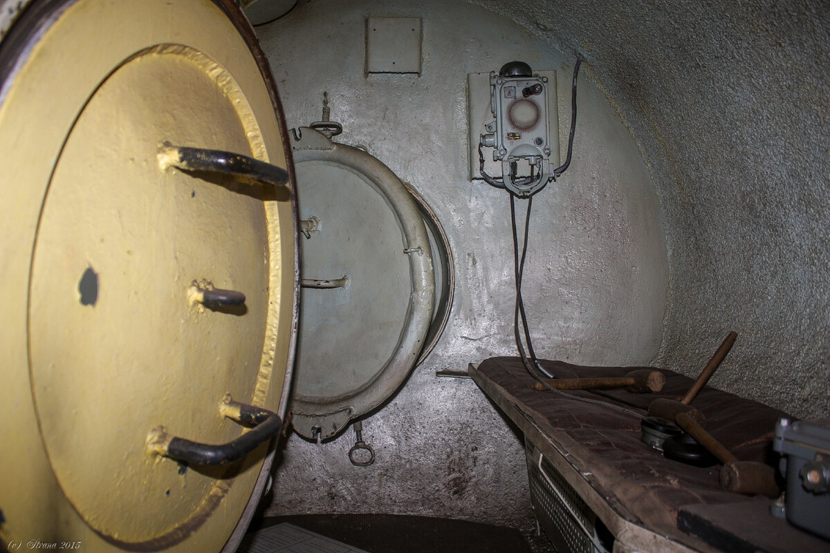 Приветливый впуск. На сидении куча сигнальных молоточков