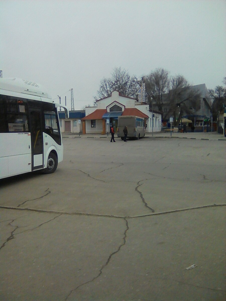 Рядом автовокзал.