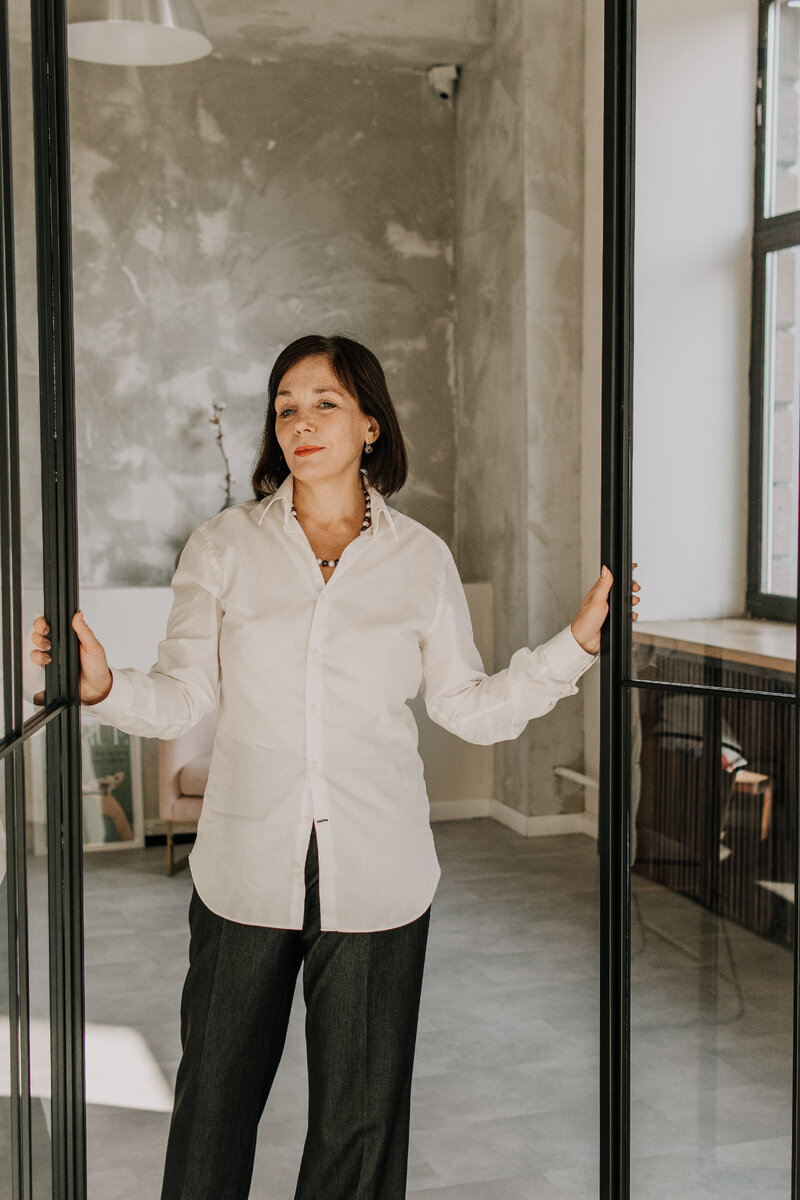                              Про депрессию. Мой ответ диванным экспертам.
                                                                                                                                                      	                                                                               Бывает, когда  я просматриваю сообщения в профильных группах  в Сети, у меня волосы на голове шевелятся от тех советов, которые  раздают доморощенные  «эксперты» по поводу психических состояний.                                                                                                                                 
 	                                                                                                                                  Конечно, когда человеку плохо, он естественно ищет помощи и готов верить в чудеса, только от нелепых советов в лучшем случае ничего не изменится ,  но может стать хуже и время на восстановление понадобиться больше.                                                                                                                                                                                                                                                                                                                                                                                                                  
	                                                                                                                                        Отвечаю на вопросы , часто встречаемые в Сети, о различных состояниях психики, называемых  ДЕПРЕССИЕЙ. Думаю  почти 30 –ти летний опыт практической деятельности позволяет мне это делать.                                                                                                             
	                                                                                                                           Настроение человека вещь весьма подвижная, оно может меняться по разным причинам. Что-то нас радует, что-то огорчает. Это нормально, потому что мы живые люди.                                                             
	                                                                                                                         Представим, что произошла  какая – то ситуация, которая вас очень, очень  огорчила.  Таких ситуаций в современной жизни может быть сколько угодно: это может быть и  потеря чего-то важного, и срыв планов, разных людей огорчают разные вещи, а стрессов в современной жизни предостаточно, каждый из нас периодически сталкивается с проблемами.  Во время стрессов в психике включается «аварийный режим», тут уже не до веселья. В голове  тяжелые мысли, на душе скребут кошки, настроение снижено – это СИТУАЦИОННАЯ ДЕПРЕССИЯ. Довольно много людей  знакомы с ней сами или наблюдали у кого-либо из близких. Когда ситуация каким-либо образом разрешиться,  настроение может улучшиться и жизнь войдет в привычную колею. В случае ситуационной  депрессии могут помочь работа с психологом, грамотная поддержка друзей и близких, занятия спортом, медитация,  любые другие способы улучшить свою жизнь. Проще говоря,  с ситуационной депрессией, в некоторых случаях, возможно справиться  без помощи таблеток и психотерапии.
	                                                                                                                                   Если ситуация длительное  время не меняется, если к ней добавляются  другие неприятности  или одновременно происходит несколько психотравмирующих событий, адаптационная система организма истощается и у человека развивается ДЕПРЕССИВНЫЙ НЕВРОЗ. По правде говоря, в таких случаях может развиться какой угодно невроз, часто бывает  психосоматика, но мы сейчас говорим о депрессии. В таких случаях,  к сниженному настроению может присоединится тревога, беспокойство, снижение концентрации внимания, занижение самооценки, чувство вины и самоуничижения.  Привычные вещи перестают доставлять удовольствие, приходится в прямом  смысле  заставлять себя делать  обычные вещи . Могут возникнуть проблемы с физическим состоянием, появиться множество соматических симптомов  в  виде дискомфорта в теле, нарушений сна, болей не купируемых обычными средствами. В настоящее время  большое количество депрессивных расстройств прячется за соматическими симптомами. У человека может быть большое количество разнообразных жалоб, а врачи разводят руками, потому что анализы и другие исследования могут быть в норме. Также депрессивное расстройство  может сопровождать и соматическую патологию. В этом случае  исследования покажут нарушение в той или иной сфере. Но если врачи не находят никакой патологии, то можно предположить наличие соматизированного, депрессивного расстройства.
	                                                                                                                                     Как правило, люди с неврозом начинают  активно искать помощи. К сожалению бывает, что следуя принципу ОБС ( одна баба сказала) или «это помогло соседу/родственнику/знакомому», люди  теряют драгоценное  время и усугубляют  ситуацию. Человек может месяцами работать с психологом,  пользоваться  разными советами и не получать желаемого результата. Естественно, что  он разочаровывается, теряет надежду и глубже скатывается в пучину депрессии. Разорвать  этот порочный круг может только  работа грамотного специалиста, врача психиатра – психотерапевта. Поверьте, в обращении к такому врачу нет ничего страшного, и это никак не ухудшит ваш социальный статус, а состояние улучшит и  позволит справиться с проблемой.                              
	                                                                                                                               Бывает, что у человека чисто внешне все хорошо, никаких трагических ситуаций с ним не случилось, а человеку плохо, все симптомы депрессии имеются. Или  подавленное состояние  порой без причины сменяется безудержной радостью,  весельем и неадекватным поведением. Это признаки биполярного расстройства, серьезной патологии, которой занимаются врачи – психиатры и врачи –психотерапевты. Внешне, это  действительно может выглядеть как усталость от жизни, неорганизованность, лень и тп. Только  ситуация может быть гораздо серьезнее, чем кажется и чем быстрее человек  обратиться к врачу, тем лучше, тем быстрее и легче он сможет справиться с болезнью.
	                                                                                                                              Поймите меня правильно,  настоящая депрессия  это серьезное заболевание, иногда со смертельным исходом. Да, часто мы называем депрессией  различные состояния неудовлетворенности, банальной усталости и истощения, разочарования, да и просто плохого настроения. В любом случае не стоит навешивать ярлыки и призывать «взять себя в руки». Впрочем как и следовать этим призывам.
Меня удивляет, что  никто не призывает «взять себя в руки» человеку с температурой или любой другой  болезнью. А в ситуациях с психическими болезнями  такое сплошь и рядом. Человеку, сломавшему ногу накладывают гипс, с воспаленным  аппендиксом делают операцию, и человек со сломанной психикой тоже нуждается в адекватном, порой не простом лечении.                                                                                                                        
                                                                                                                                       Вывод простой: если у вас  или с вашего близкого человека снижено настроение, в жизни ничего не приносит удовольствия и ничего не радует, повышена утомляемость, слабость, нарушен сон, и такое состояние  не проходит , несмотря на принимаемые меры и длятся более двух недель, это повод обратиться за специализированной помощью.  В современных  условиях это можно сделать анонимно. Каждый месяц я провожу бесплатные диагностические сессии онлайн и офлайн, на которой можно получить ответ о своем состоянии и дальнейших шагах по его улучшению. Можно воспользоваться и специализированными сервисами, важно чтобы это был грамотный специалист, способный оказать адекватную помощь, соответствующую степени расстройства.
Будьте здоровы и счастливы!
