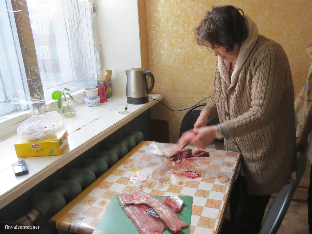 В конторе Таймырского заповедника. Нас угощают  рыбкой домашнего посола.