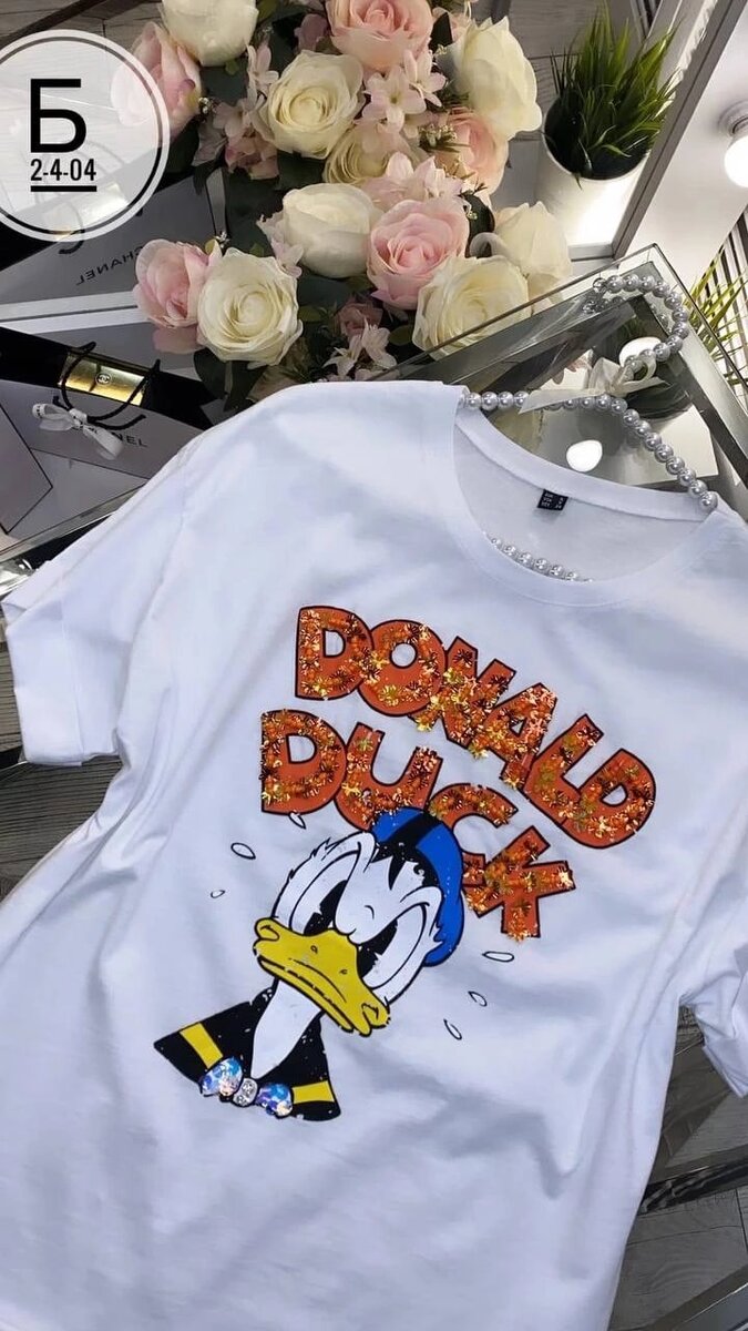 слегка укороченная футболка с популярными disney-персонажами
пр-во: турция
цена: 1080руб
размер: s(42-44), м(44-46), l(46-48)
ткань: хлопок
детали: стразинки
длина по спинке: 60 см
