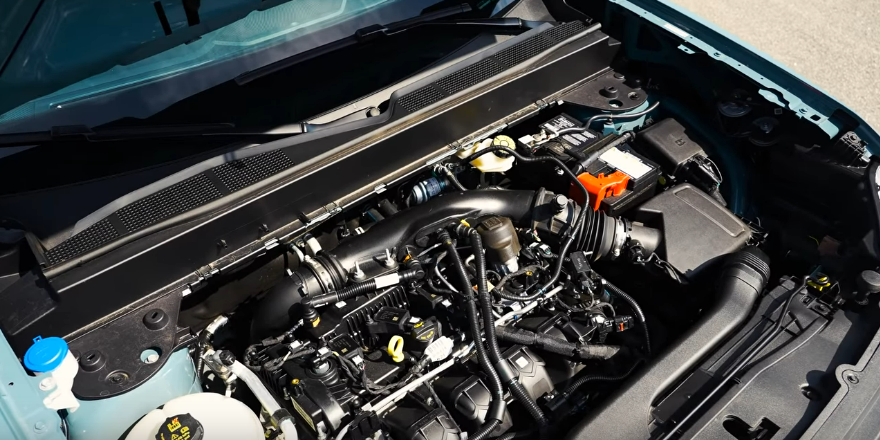 Подкапотное пространство в комплектации Lariat у Ford Maverick 2022 года.