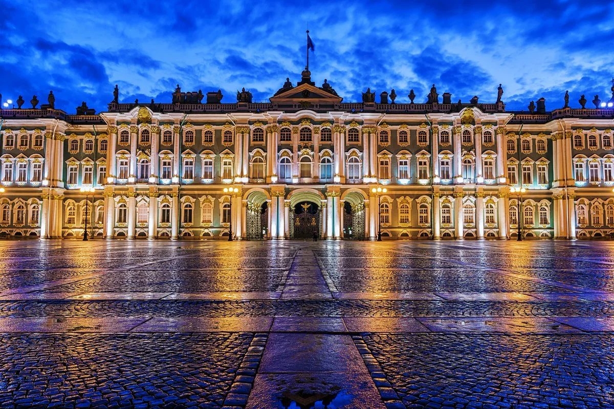 Главный вход в Эрмитаж, расположенный на Дворцовой площади, напротив  Александровской колонны