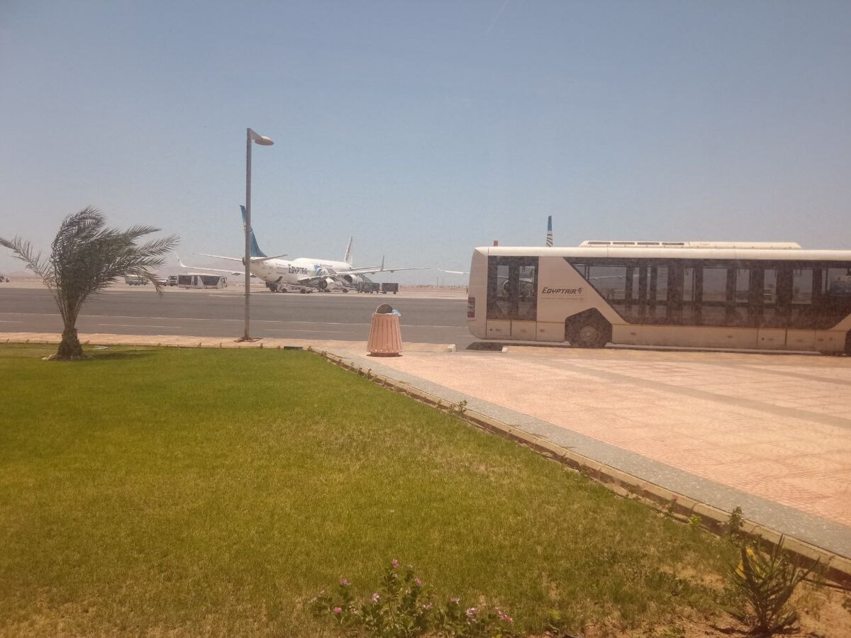 Вид из окна, поэтому автобус получился слегка обрезан)