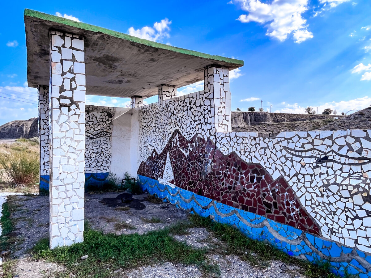 Советская остановка с мозаикой на въезде в поселок Тамга. Киргизия. Фото автора
