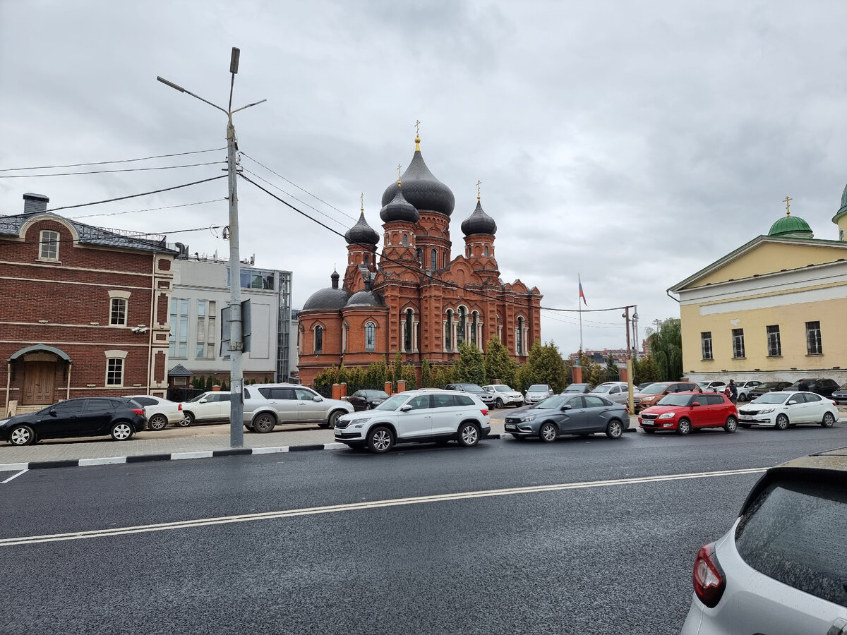 Зато посмотрите, какое шикарное место. В двух шагах от машины и кремль, и Успенский собор