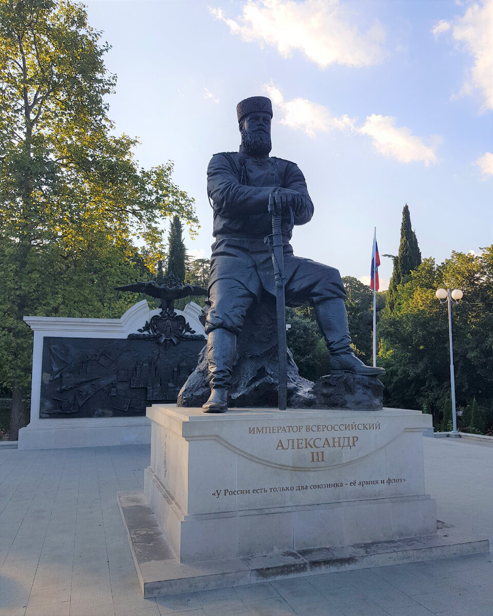 Сад Ливадийского дворца. Часть памятника Александру III. Фото Анна Карпенко. 