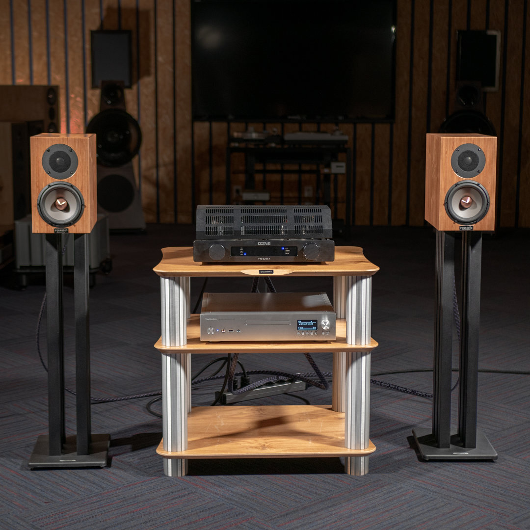 Полочная акустика Penaudio Cenya Supreme, ламповый стереоусилитель Octave V 70 Class A и CD/SACD-проигрыватель с функцией стримера Technics SL-G700