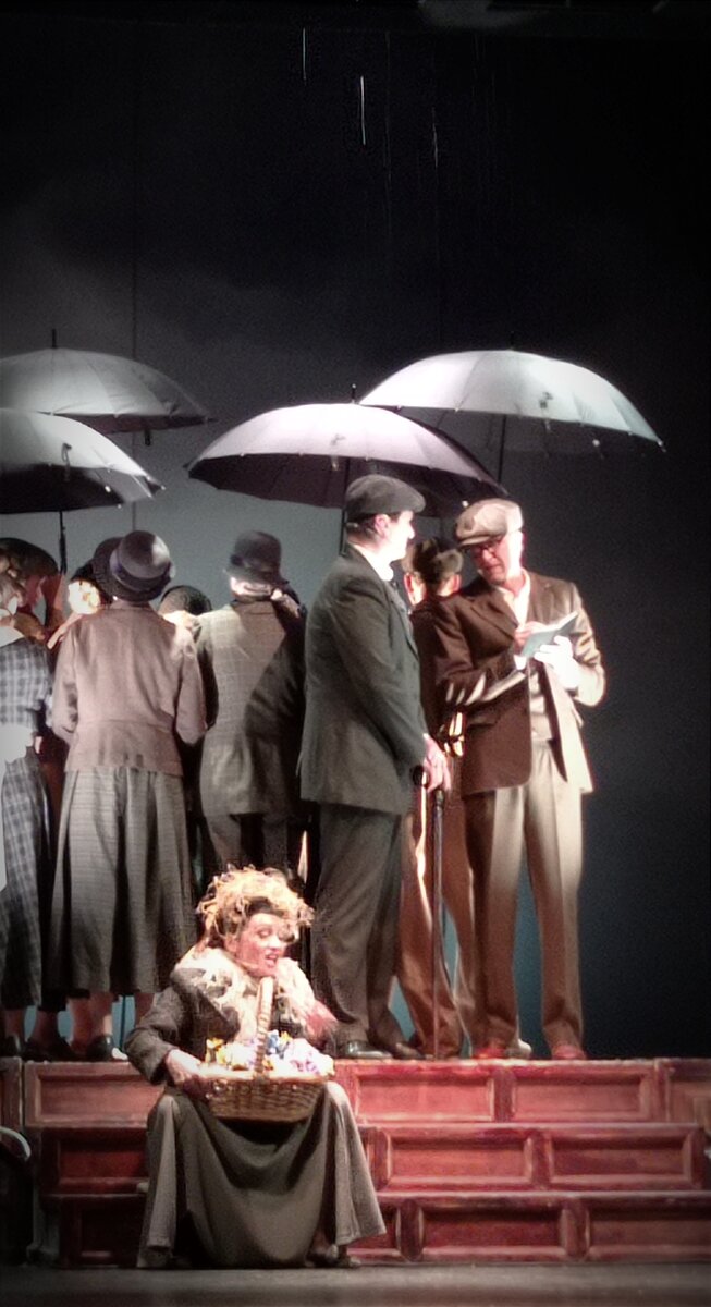 - Женщина, издающая такие омерзительные и убогие звуки, не имеет права сидеть где бы то ни было. Она вообще не имеет права жить. Не забывайте, что вы человеческое существо, наделенное душой и Божественным даром членораздельной речи. Ваш родной язык — язык Шекспира, Мильтона и Библии. А вы тут сидите и квакаете, как простуженная лягушка...
