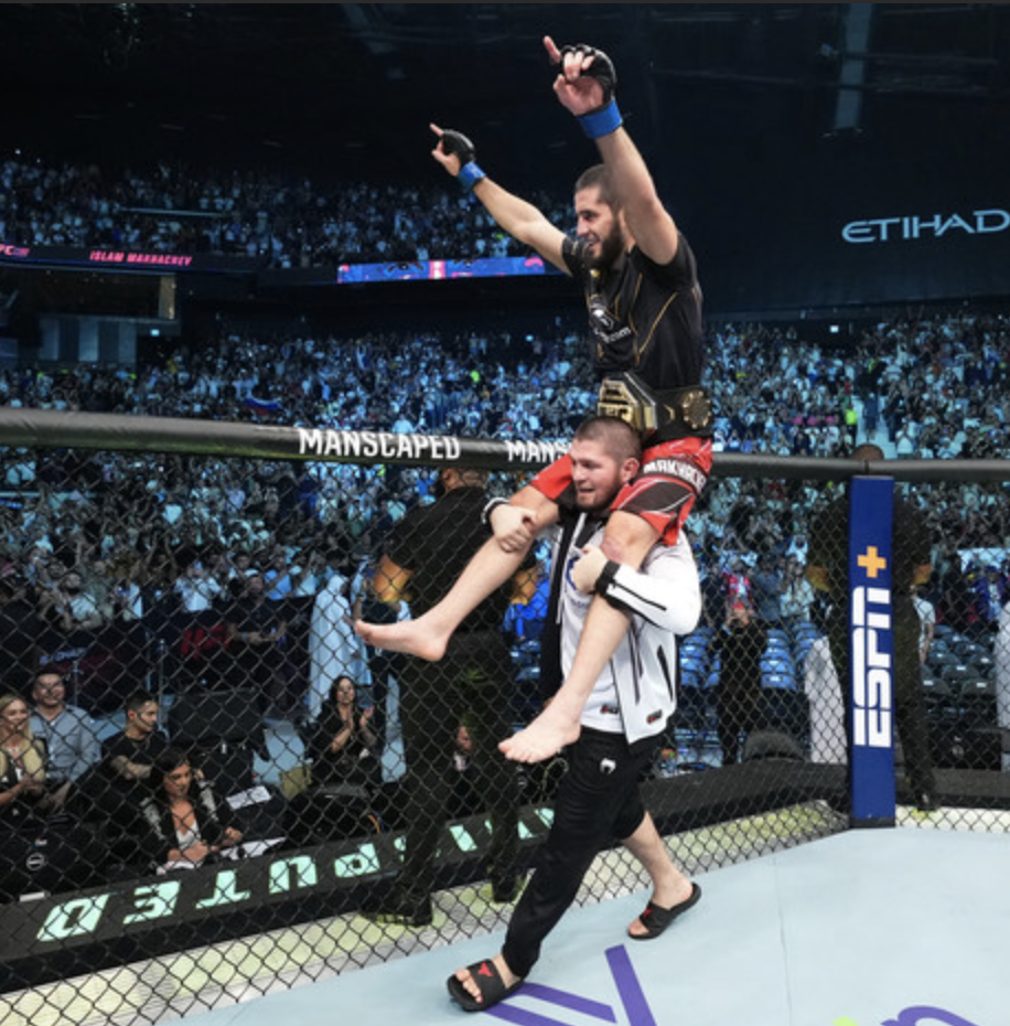 Два чемпиона UFC - Ислам Махачев и Хабиб Нурмагомедов. Источник фото - Яндекс.Картинки