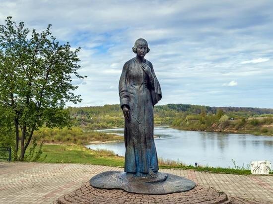     памятник над Окой. Таруса
