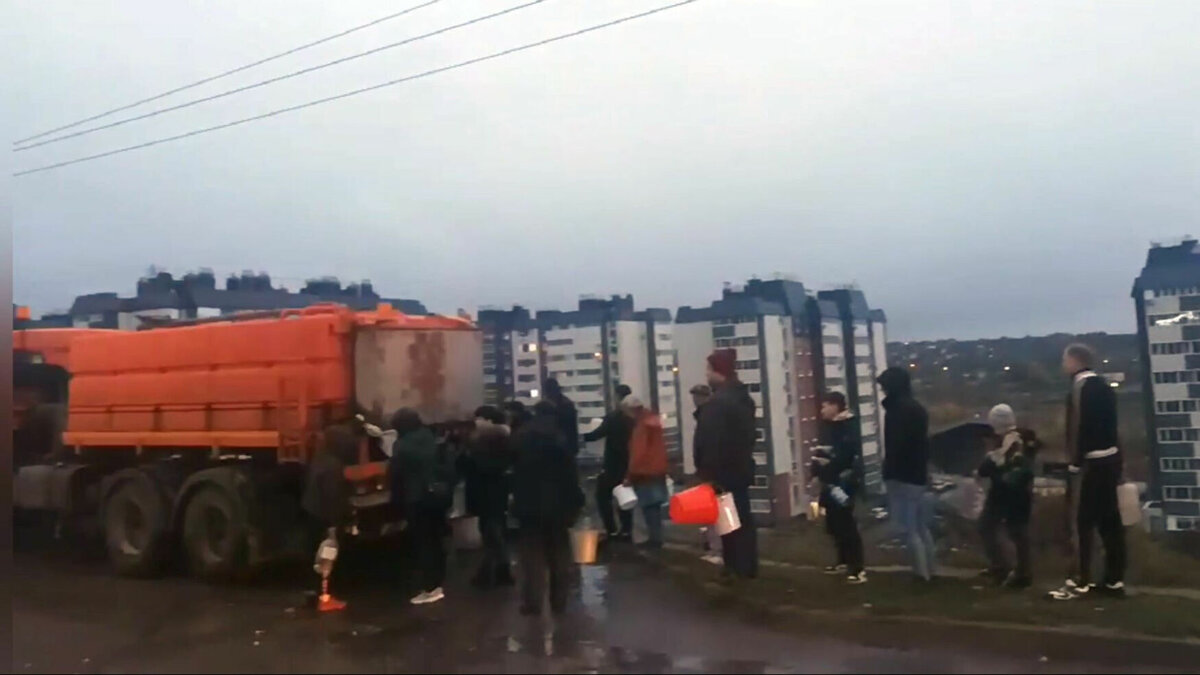     Жители трех районов Волгограда назвали последние выходные октября «незабываемыми». Из-за крупной коммунальной аварии горожане проводят время в очередях к водовозкам или безнадежно ищут в магазинах питьевую воду в пятилитровых бутылях в магазинах.