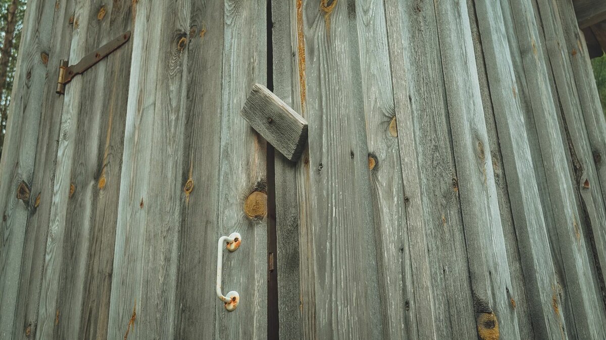     Местные жители пытаются привлечь внимание надзорных органов.