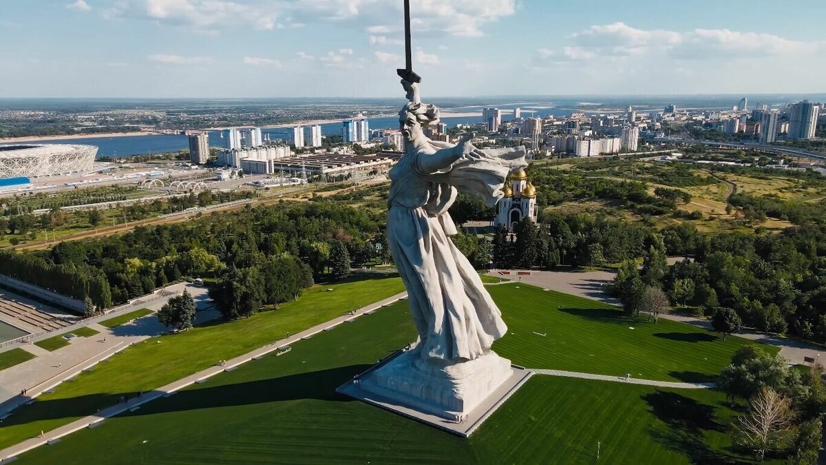     Съемки клипа проходили в Москве, но помимо столичных достопримечательностей во время видеоряда появляются кадры со всех уголков России, в том числе эпические съемки скульптуры «Родина- мать зовет!».