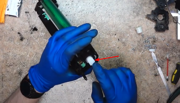 Фото 59. Устанавливаем втулку, находящуюся на оси фотобарабана