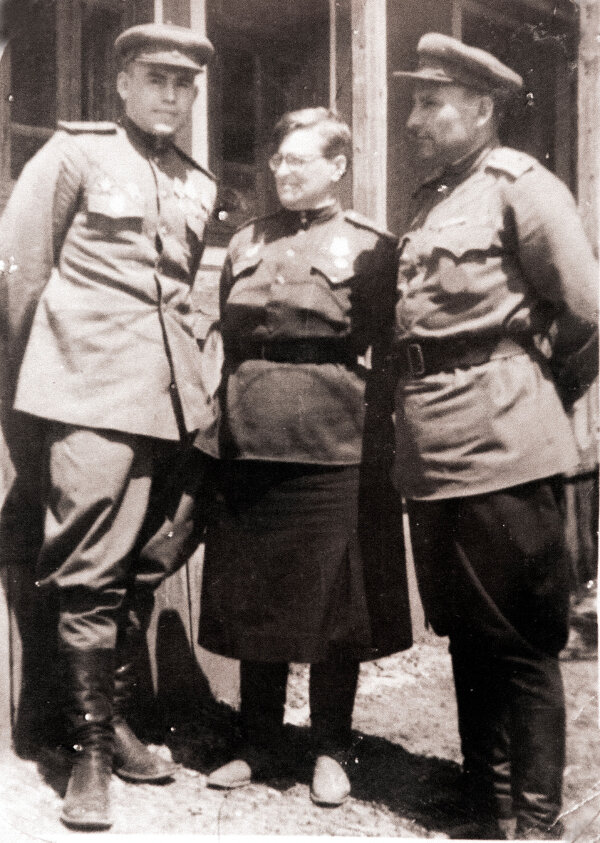 Слева Орлов Н.,  в центре тот самый военврач Цырульникова С.Г.,  справа Брижинев Н.М.