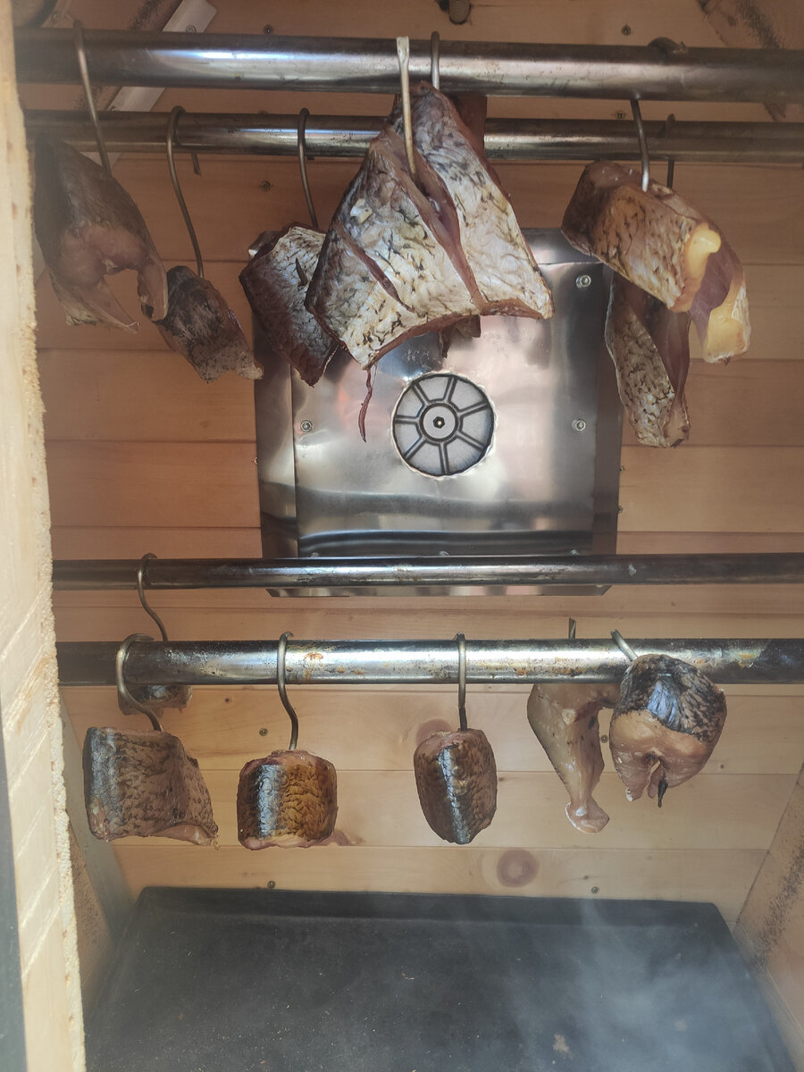 Рыбка коптится холодным способом. Фото автора