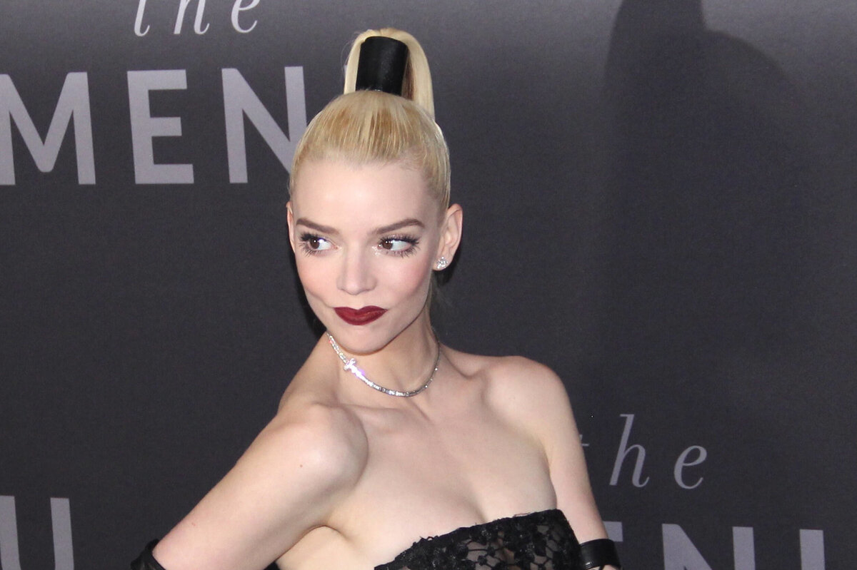     Аня Тейлор-Джой демонстрирует два стильных образа с мини, которые подойдут для новогоднего корпоратива