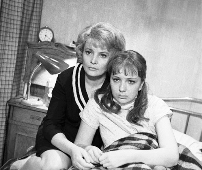 Дебютная роль Теняковой в фильме "Старшая сестра". Фото: Pinterest