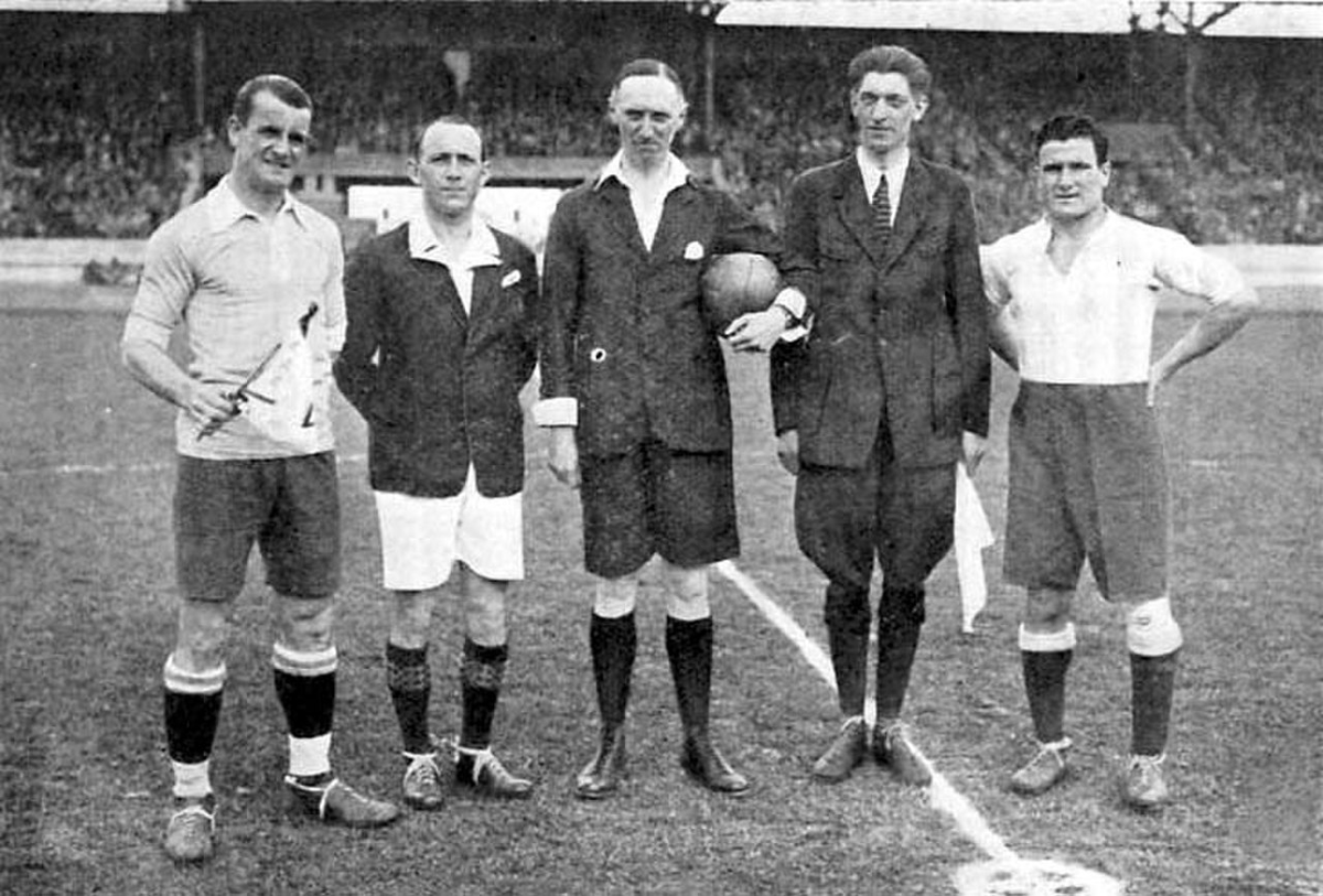 
Футбол, финал Олимпиады 1928 года, капитаны Уругвая и Аргентины и судьи