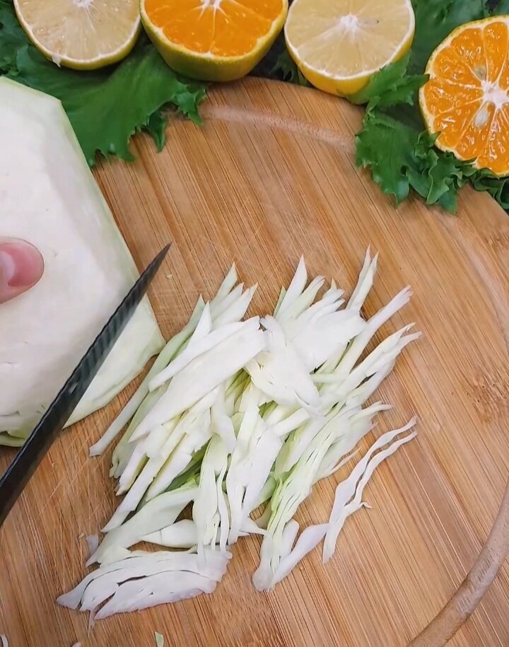 Возьмём  Свежую капусту мелко шинкуем. И пока оставим в сторону