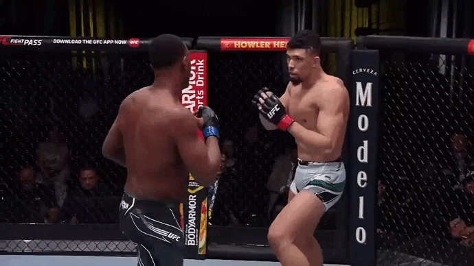 Хилл роняет Уокера