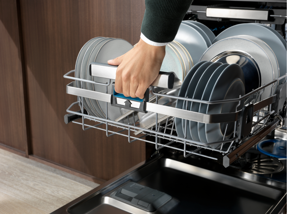 Посудомоечные машины не всегда моют качественно. Чтобы посуда отмылась наверняка, перед запуском программы нужно учесть много нюансов. Куда поставить  пригоревшую сковороду?