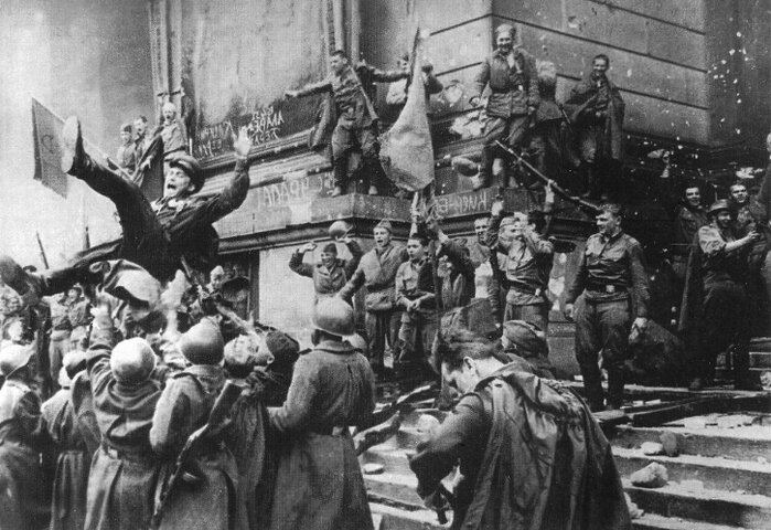 Солдаты Красной Армии у Рейхстага. Берлин окончательно повержен. Фото в свободном доступе.