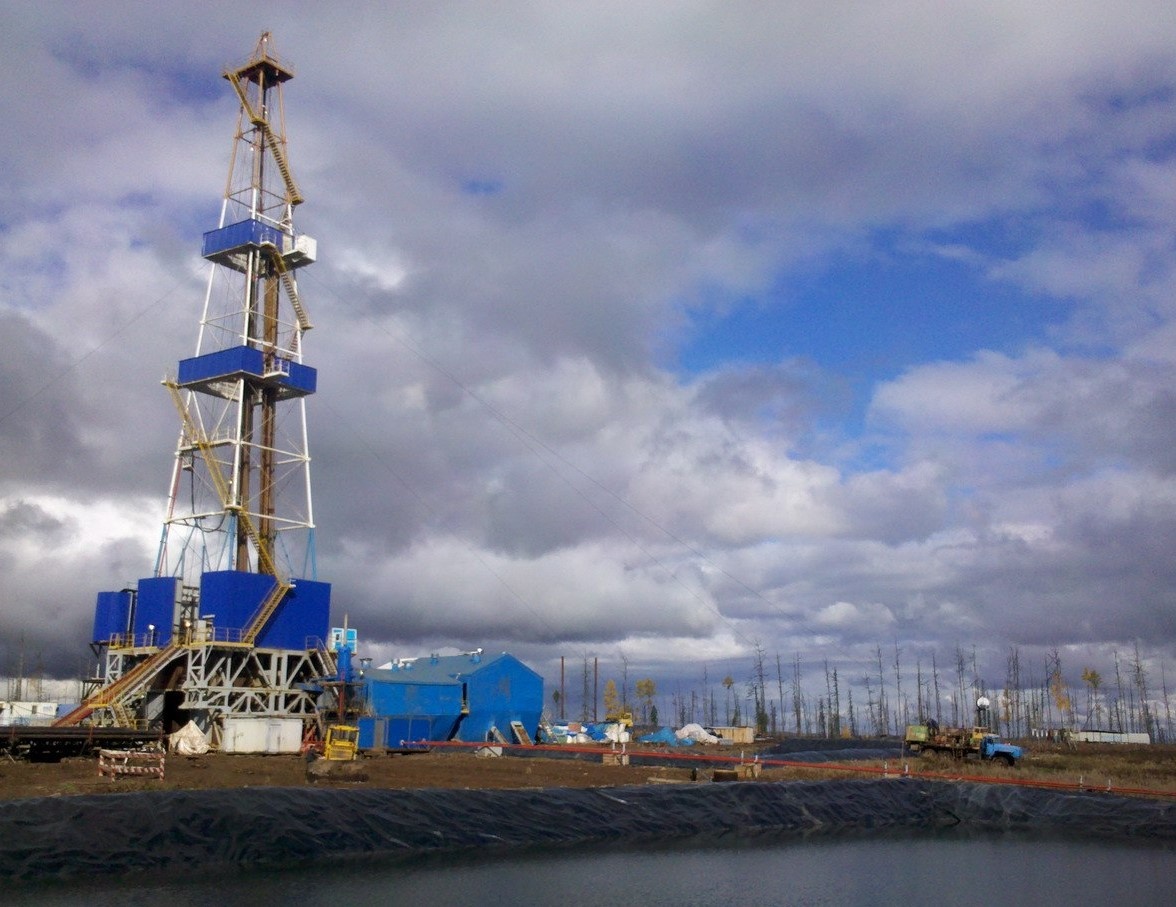 Это буровая. Не слишком весёлый пейзаж, правда? Чтобы хдесь работать или зарплата большая нужна, или натура, как в книге Куваева "Территория". (В книге, а не в фильме)