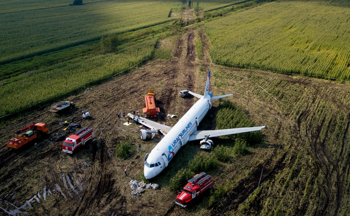 Самолет находящийся в полете 165