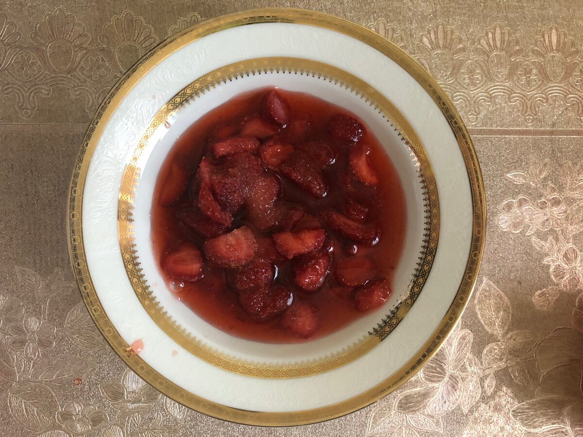 Клубника с сахаром настоялась и образовался сок, этот сок надо вылить