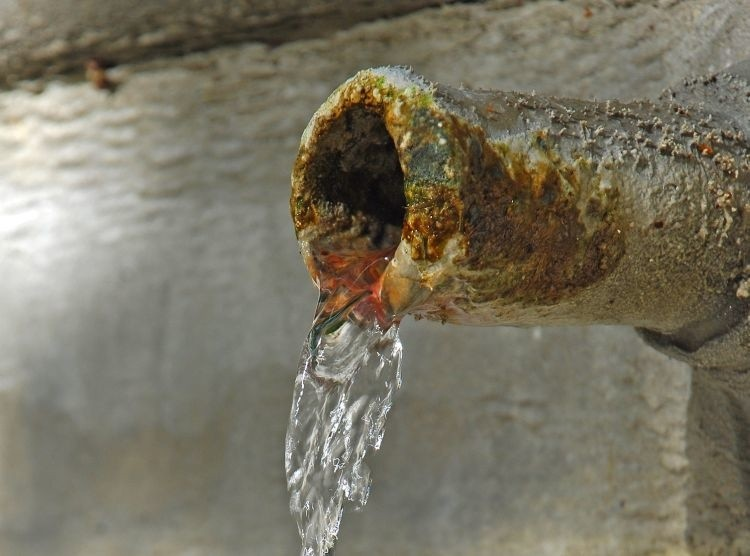 Сильно жесткая вода. Жесткая вода. Накипь от жесткой воды. Жесткость воды накипь. Водный налет.