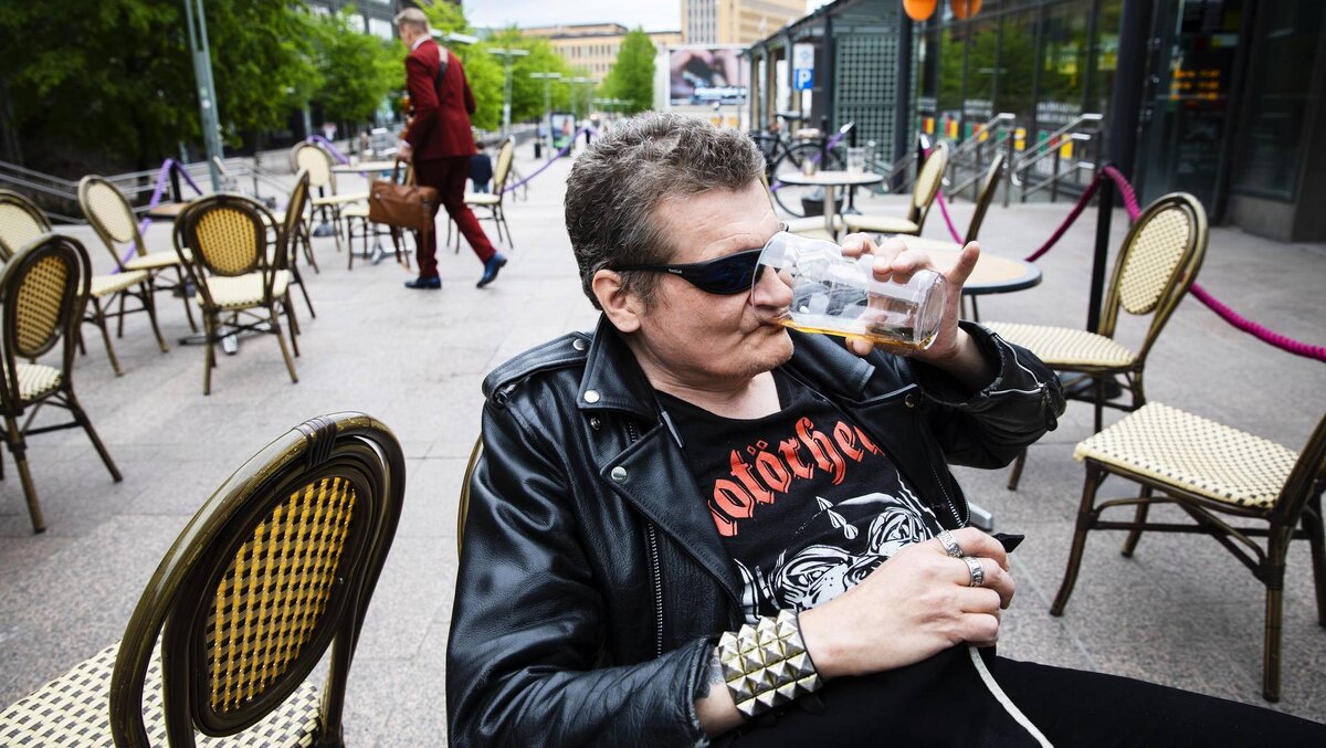 Пенсионер Юкка Рахконен – в числе первых посетителей паба Ikkuna в Хельсинки. Фото: Rio Gandara / HS