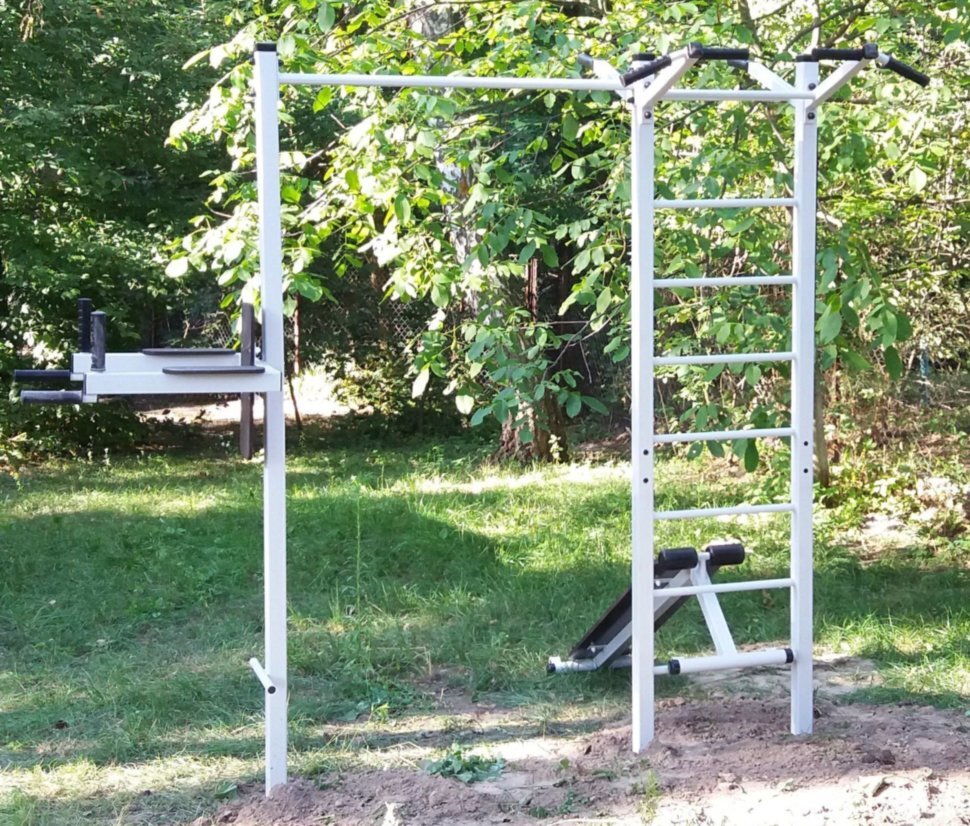 О пользе данного упражнения было сказано уже очень много. Оно является базовым для начинающих спортсменов, каждый, кто хочет иметь крепкую спину и ровный позвоночный столб, а также сильные и рельефные руки, должен регулярно выполнять подтягивания на перекладине. 
Вред от подтягиваний является очень спорным вопросом. Такое упражнение может нанести вред организму спортсмена только в том случае, если выполнять его технически неправильно, с рывками, без предварительной разминки, резко спрыгивая с перекладины. Только таким образом можно травмировать позвоночный столб. Также подтягивания могут нанести вред людям с грыжами и протрузиями межпозвоночных дисков. В случае наличия таких патологических состояний, а также некоторых других дегенеративных заболеваниях позвоночного столба, лучше удержаться от выполнения подтягиваний. Так что утверждения о том, что турник приносит как пользу, так и вред, весьма относительны.

Турник играет очень важную роль в поддержании здоровья позвоночного столба. При помощи данного снаряда можно осуществить декомпрессию позвоночника после выполнения различных нагружающих его упражнений. Для вертикального растяжения позвонков вам нужно знать всего лишь несколько простых упражнений, которые не требуют большого количества времени. Для этого будет идеально, если вы будете иметь перекладину в условиях дома или квартиры. Как, наверное, многие знают, что после рабочего дня к вечеру в силу гравитационных законов наш рост несколько уменьшается, что связано с нагрузкой на мышечный корсет спины, вследствие чего мышцы зажимаются, сокращаются, не происходит их расслабление, и в конечном итоге позвонки прижимаются друг к другу в вертикальной плоскости. Поэтому обязательно следует растягивать позвонки, вися на перекладине ежедневно. Для этого вам понадобится любой турник, подходящий для вас по высоте (чтобы вы доставали до пола только кончиками пальцев ног).

Также прекрасный эффект оказывает упражнение под названием маятник, смысл которого заключается в том, что вы, вися на турнике, выполняете движения сомкнутыми ногами в стороны и вперед. Полезно для спины также упражнение веретено. Упражнение выполняется следующим образом : вы висите в вертикальном положении, ноги вместе, а бедра совершают круговые движения по и против часовой стрелки. Главное в данном случае выполнять все движения плавно, без рывков и резких движений. Из этого становится ясно, почему турник приносит пользу для позвоночника.

Наиболее эффективным из всех упражнений для выпрямления позвоночного столба является вис на турнике. Но это упражнение также имеет свои технические особенности. Здесь важно, чтобы максимально расслаблялся и растягивался поясничный отдел. Вы начнете себя лучше чувствовать, если начнете уделять вису на перекладине как минимум минуту ежедневно. Начинающим желательно брать с собой друзей или родных для подстраховки при выполнении данного упражнения.

Многие проведенные эксперименты доказали, что если висеть каждый день на перекладине, то можно увеличить свой рост как минимум на три сантиметра. Польза висов на турнике заключается в том, что они способствуют растяжению и укреплению широчайших и длинных мышц, формирующих мышечный корсет данной области человеческого организма. Также это упражнение идеально подходит для тех, кто зачастую чувствует усталость и дискомфорт области спины после рабочего дня, проведенного в сидячем положении, либо же тяжелой физической работы.
