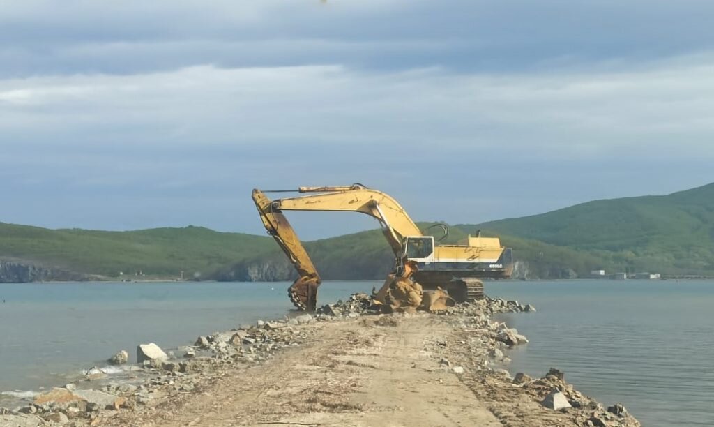 Отсыпка грунта производится прямо в море