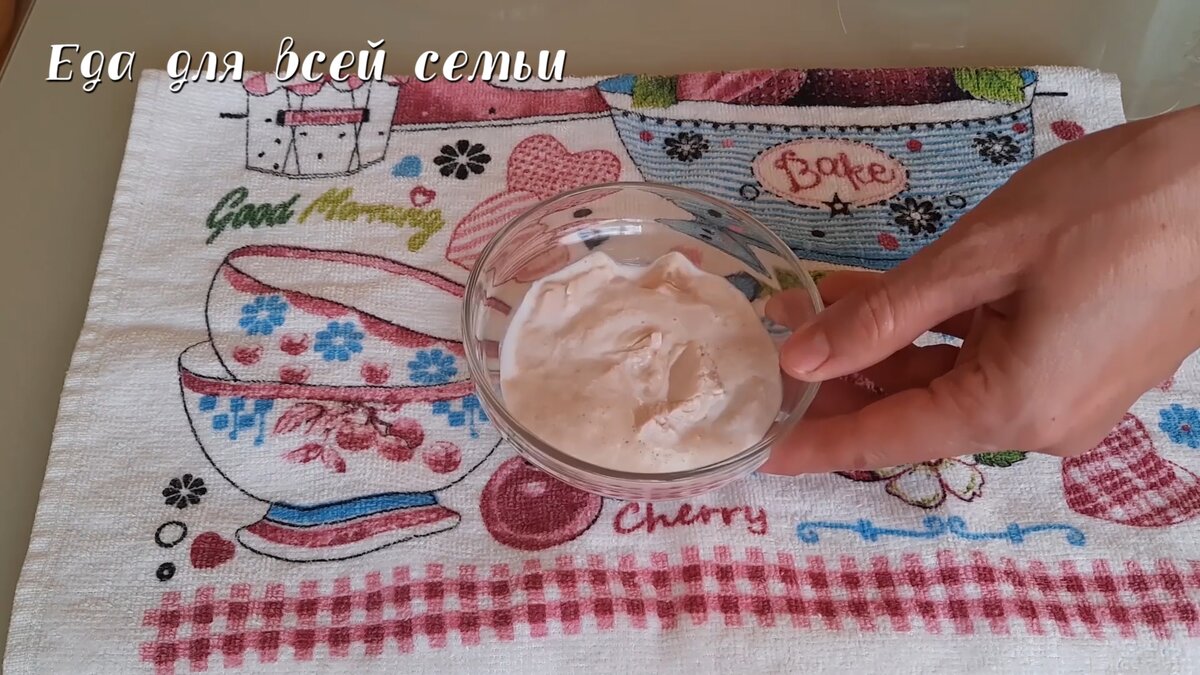 Через 10-15 минут должна поднятся шапочка у дрожжей, можно замешивать тесто.